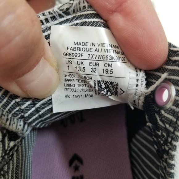 Converse All-Star Sneakers, Girls Size 1 - Picture 3 of 4